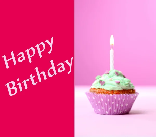 Delizioso cupcake di compleanno sul tavolo su sfondo rosa — Foto Stock