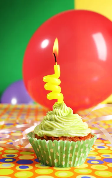 Läckra födelsedag cupcake på bordet på ljus bakgrund — Stockfoto