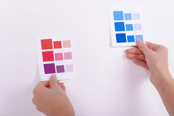 Mujer elegir el color para la pared de muestras en la habitación —  Fotos de Stock