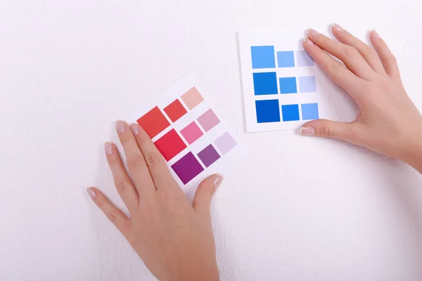 女人从房间里的石板中为墙壁选择颜色 — 图库照片