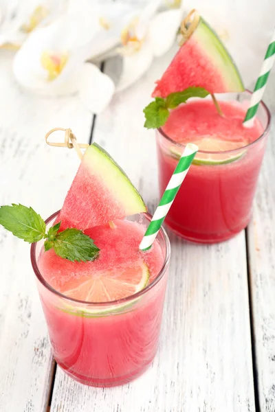 Watermeloen cocktail op tafel, close-up — Stockfoto