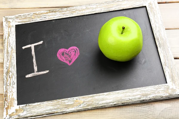 Ich liebe apfel auf tafel geschrieben, close-up — Stockfoto