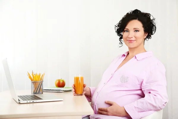 Jonge zwangere vrouw — Stockfoto