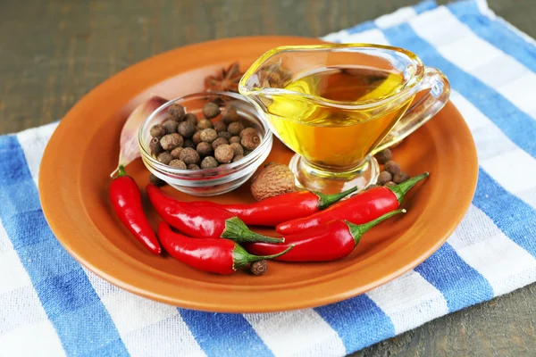 Set de especias y aceite de oliva sobre plato, sobre fondo de madera — Foto de Stock