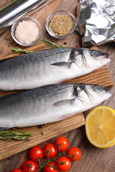 Sabrosos pescados en primer plano de la mesa — Stok fotoğraf