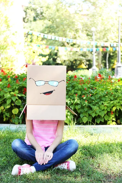 Mulher com caixa de papelão — Fotografia de Stock