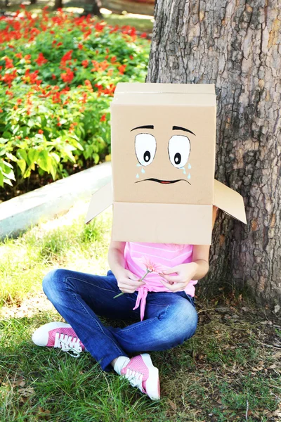 Femme avec boîte en carton — Photo