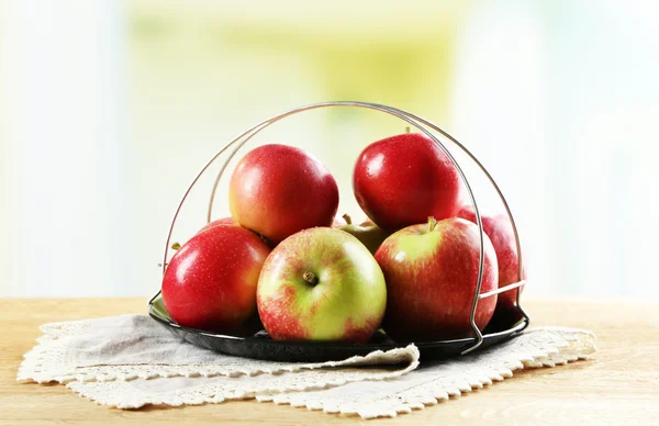 Saftige Äpfel auf dem heimischen Tisch — Stockfoto