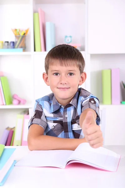 Schüler sitzt am Tisch — Stockfoto