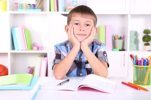 Masada oturan öğrenci