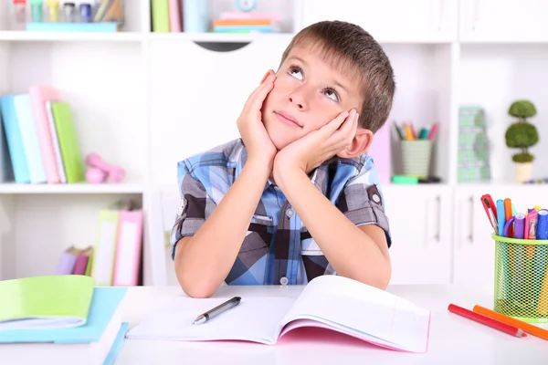 Schüler sitzt am Tisch — Stockfoto