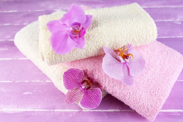 Orchideebloemen en handdoeken — Stockfoto