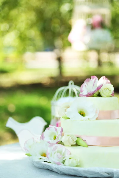 Bolo de casamento bonito — Fotografia de Stock