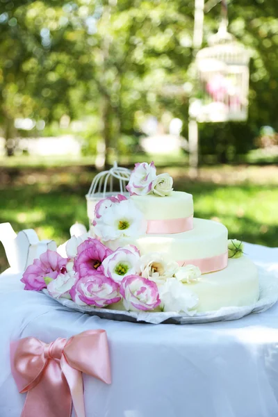 Bolo de casamento bonito — Fotografia de Stock