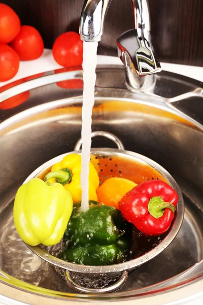 Verduras frescas en el fregadero — Foto de Stock