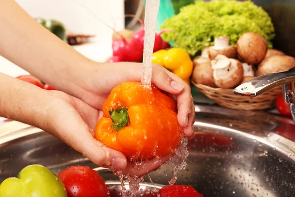 Woman's hands washing vegetables — Stock Photo, Image