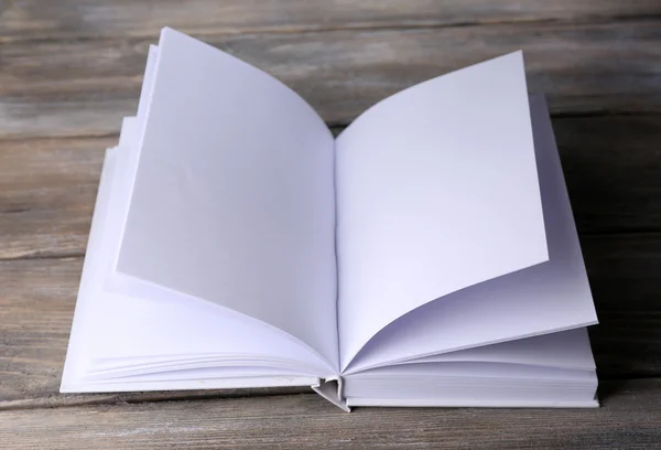 Libro blanco sobre la mesa —  Fotos de Stock