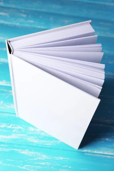 Livro branco na mesa — Fotografia de Stock