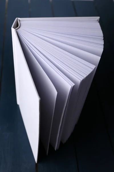 Біла книга на столі — стокове фото