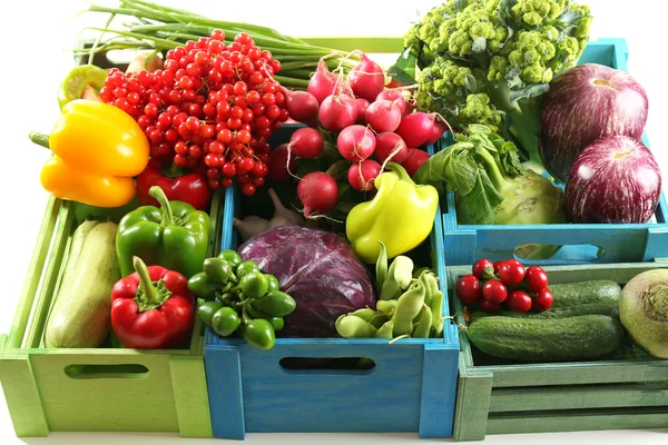 Свежие органические овощи в деревянных коробках, закрыть — стоковое фото