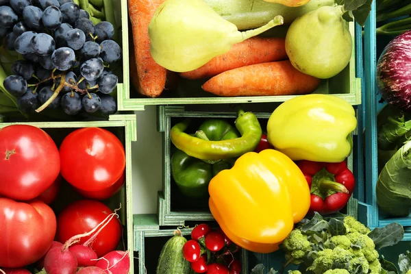 Legumes orgânicos frescos e frutas em caixas de madeira, close-up — Fotografia de Stock