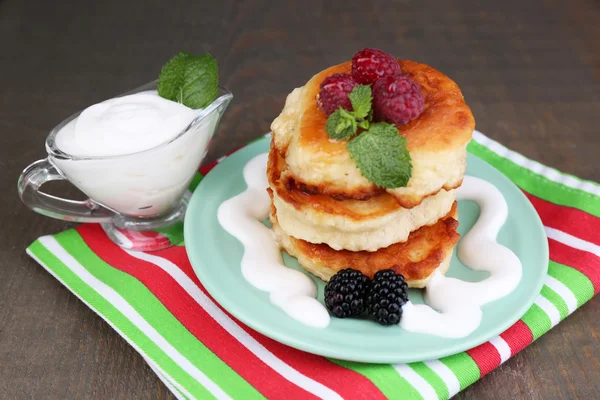 신선한 딸기와 맛 있는 팬케이크 — 스톡 사진