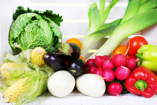 Légumes en boîte blanche — Photo