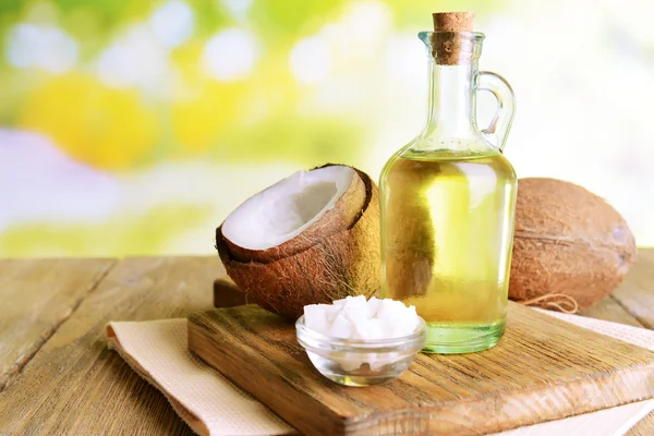 Aceite de coco sobre la mesa sobre fondo claro — Foto de Stock