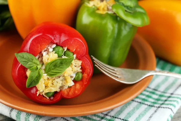 Samenstelling met bereid gevulde paprika's op plaat en verse kruiden, specerijen en groente, op houten achtergrond — Stockfoto