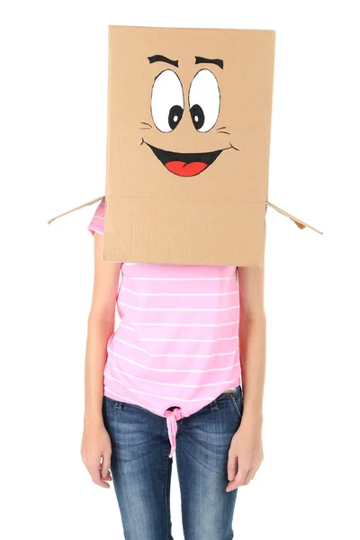 Mujer con caja de cartón en la cabeza con la cara feliz, aislado en blanco — Foto de Stock