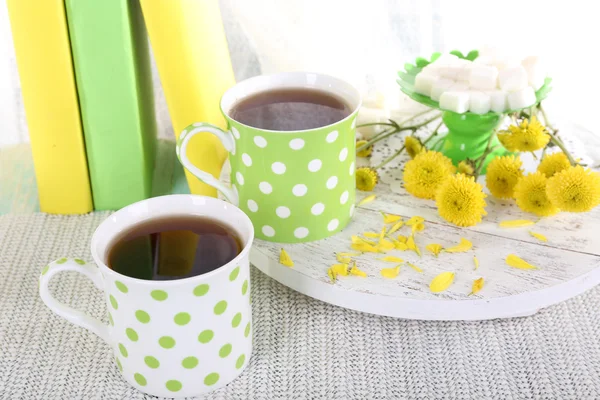 Tee mit Keksen und Büchern — Stockfoto