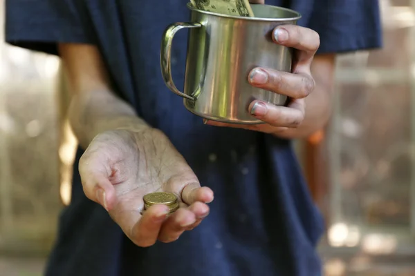 Mendicante senzatetto soldi sulle sue mani sporche — Foto Stock