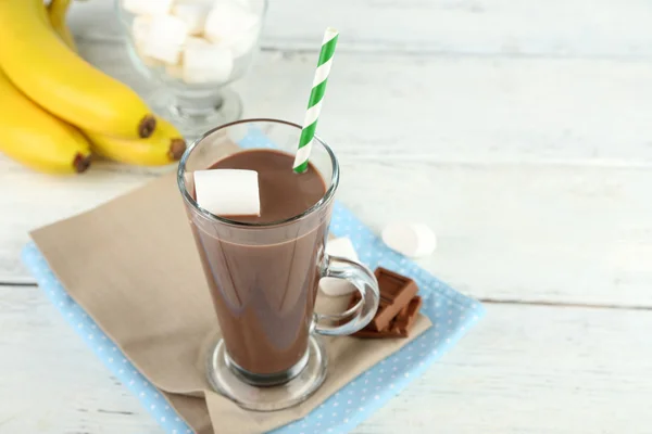 Bevanda al cioccolato con marshmallow in tazza, su fondo di legno — Foto Stock