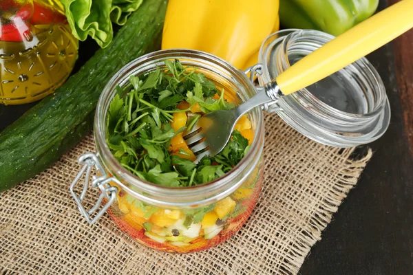 Salade de légumes dans un pot en verre — Photo