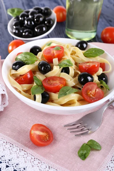 Spaghettis aux tomates, olives et basilic — Photo