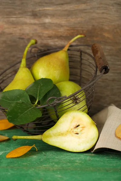 Rijp smakelijke peren op houten tafel — Stockfoto