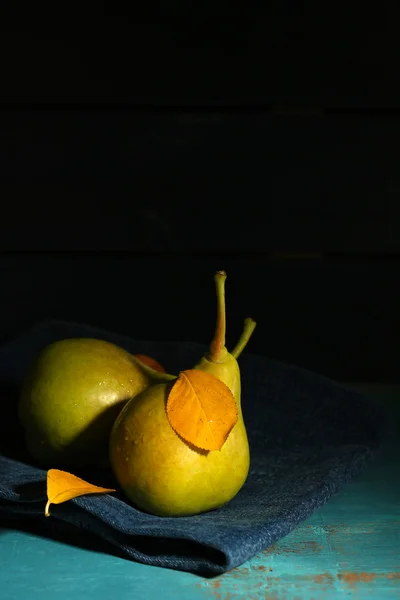 Ripe tasty pears on wooden table, on dark background — Stock Photo, Image