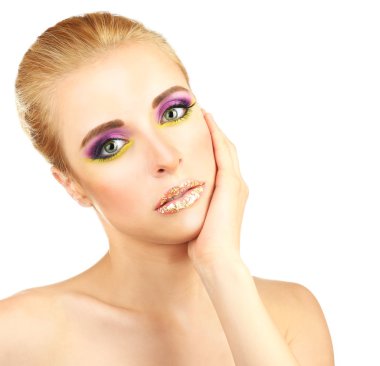 parlak bir makyaj ile güzel bir kadın