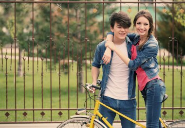Bisiklet ile genç bir çift
