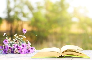 Masanın üzerinde kitabı aç