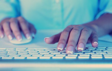 bilgisayar mouse tutan el