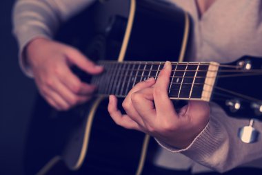 akustik gitar eller, yakın çekim
