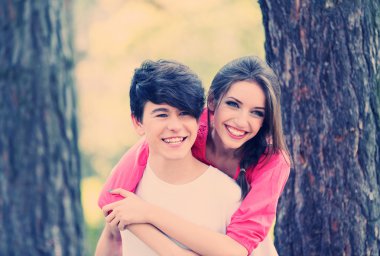 güzel genç bir çift park