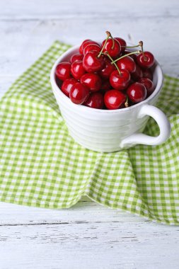 tatlı kiraz ahşap zemin üzerinde kupa