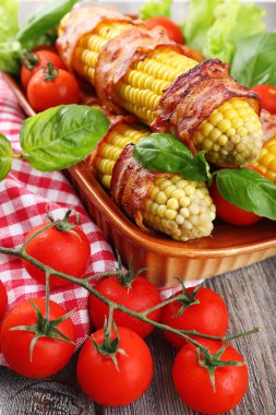 Kızarmış domuz pastırması sarılmış Mısır masada, yakın çekim