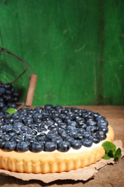 ahşap masa üzerinde yaban mersini ile lezzetli ev yapımı pasta
