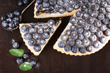 ahşap masa üzerinde yaban mersini ile lezzetli ev yapımı pasta