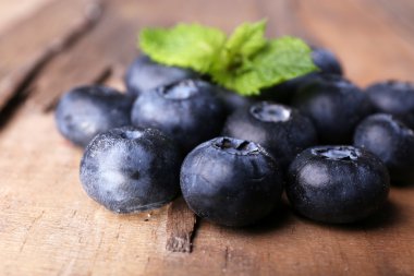 ahşap arka plan üzerinde yaban mersini