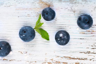 ahşap arka plan üzerinde yaban mersini