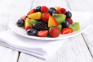 Masanın üzerinde lezzetli meyve salatası.